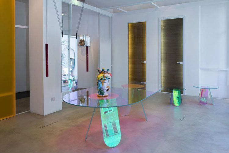 O cameră cu o masă și o vază pe ea.