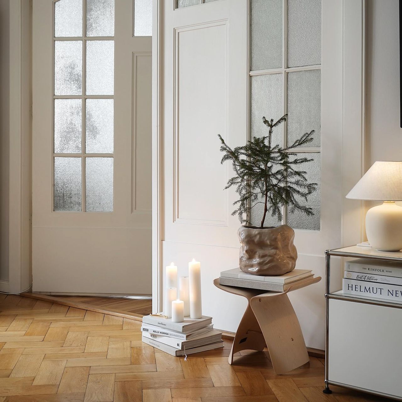 Un living cu o plantă și lumânări pe o masă