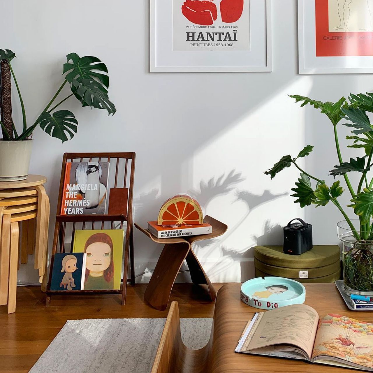 O cameră de zi cu un semn pe care scrie „hantai”.