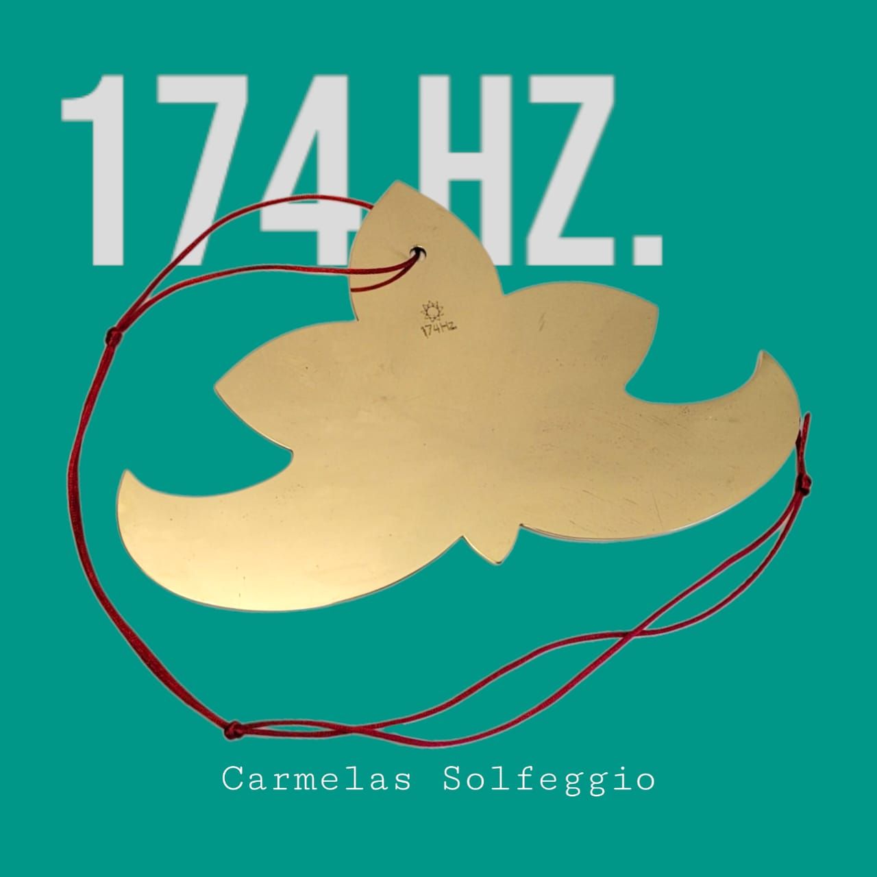 Gong dorado con forma de flor estilizada, suspendido de un hilo rojo.