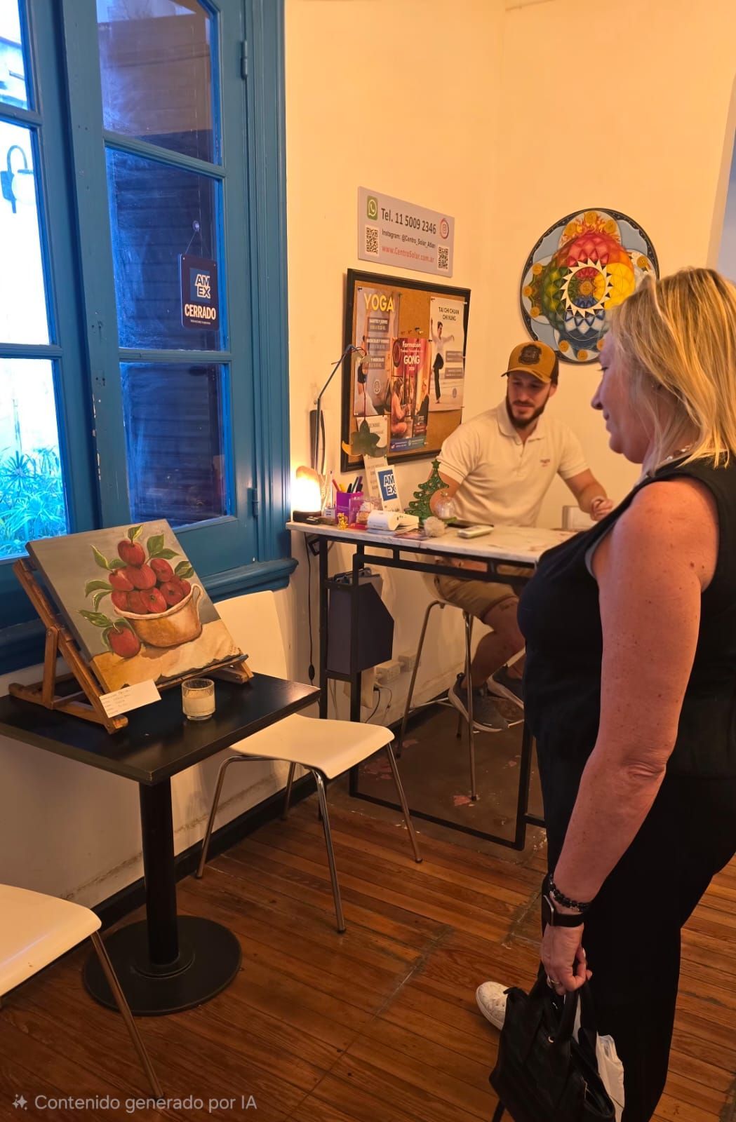 Patricia y Axel en la entrada del Centro Solar