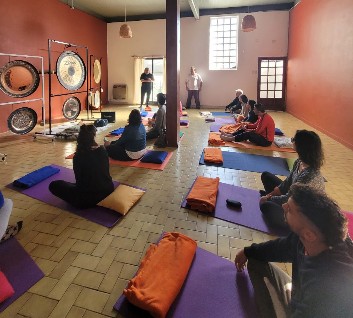 Encuentro de Armonización en el salón del centro solar