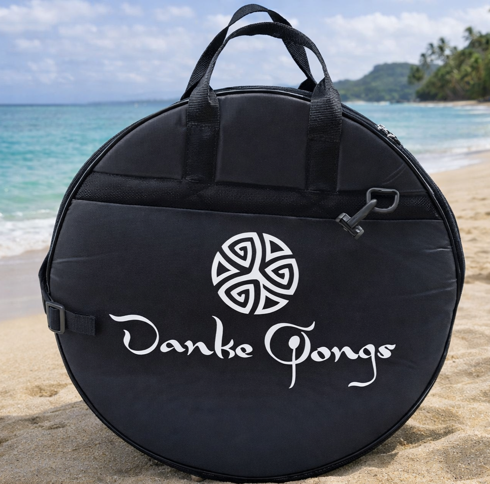 Caja redonda negra con el logotipo 