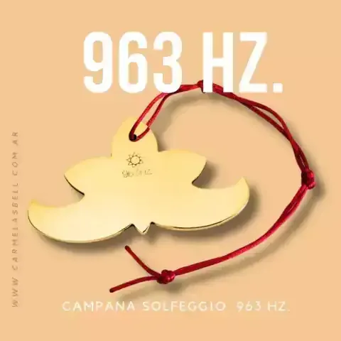 Campana Solfeggio de color dorado sobre una cuerda roja, con la etiqueta 