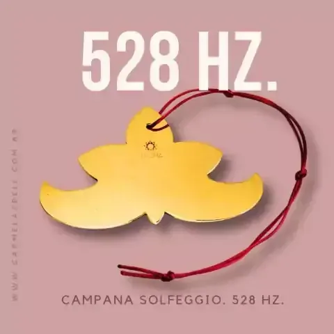 Campana dorada con forma de mariposa y cuerda roja. El texto superior dice 