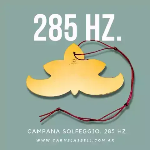 Campana dorada con la etiqueta 