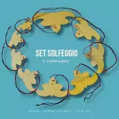 Juego de campanas Solfeggio de color amarillo, nueve campanas dispuestas en círculo, sobre fondo azul.