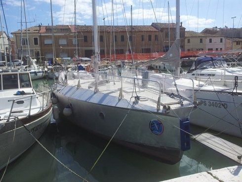 una barca a vela legata al molo