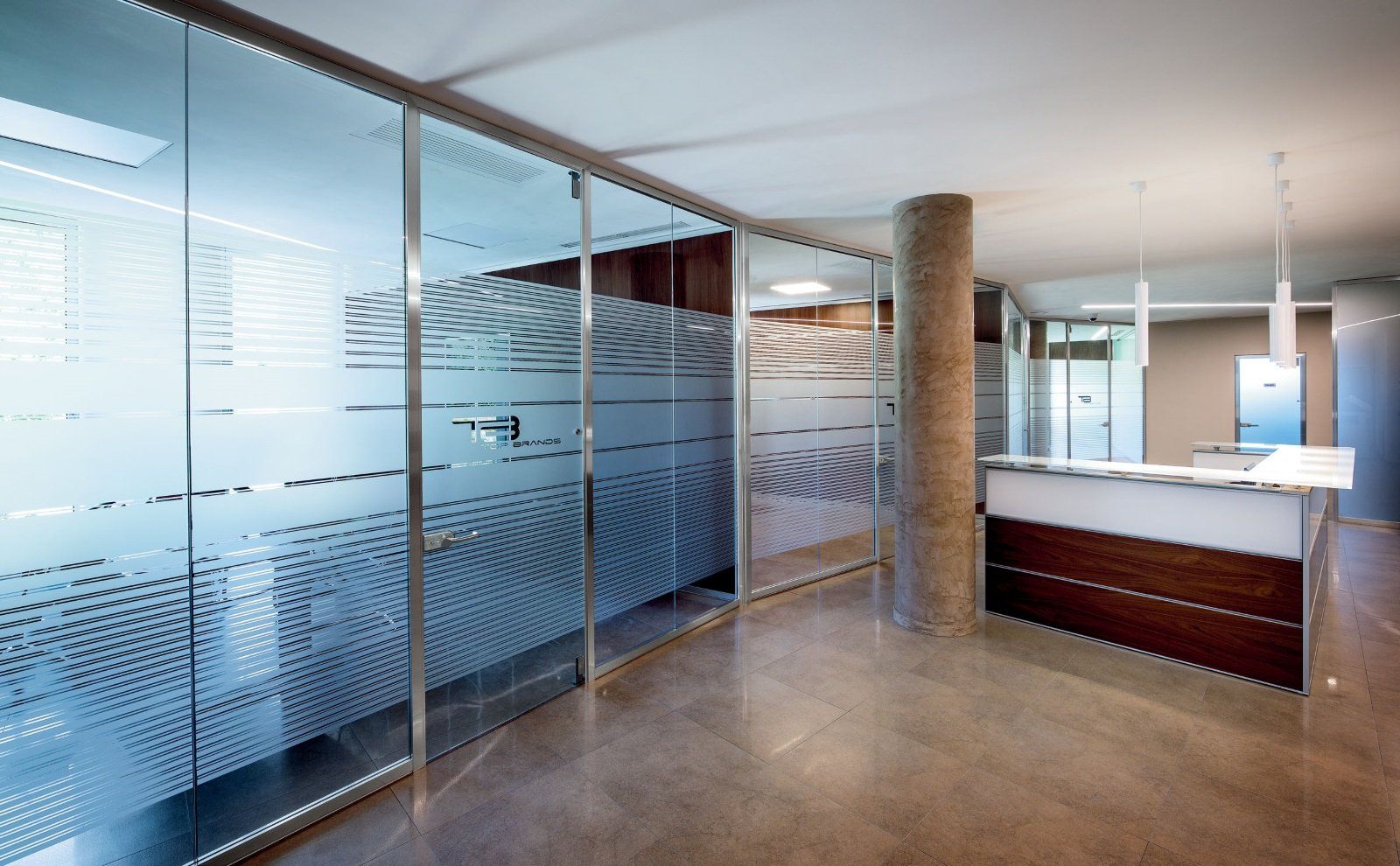 sala attesa di un ufficio con pareti in vetro