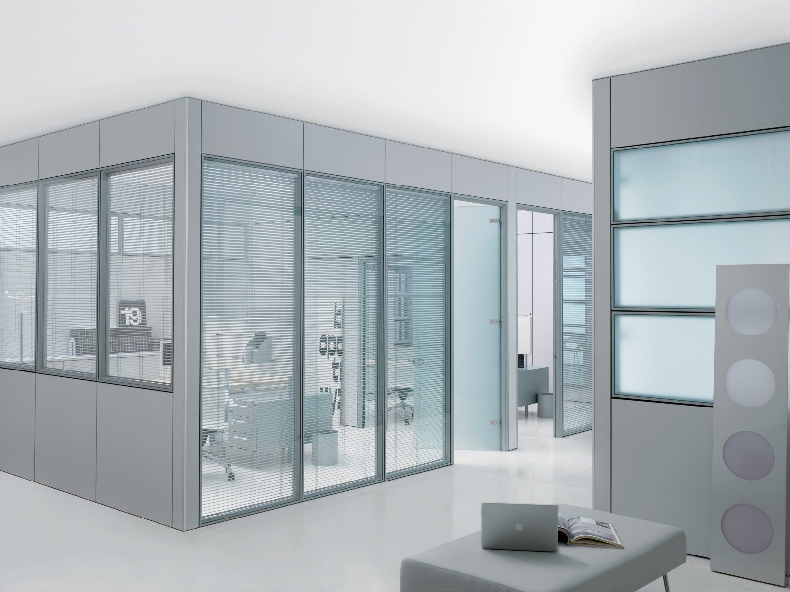 ufficio con pareti in vetro