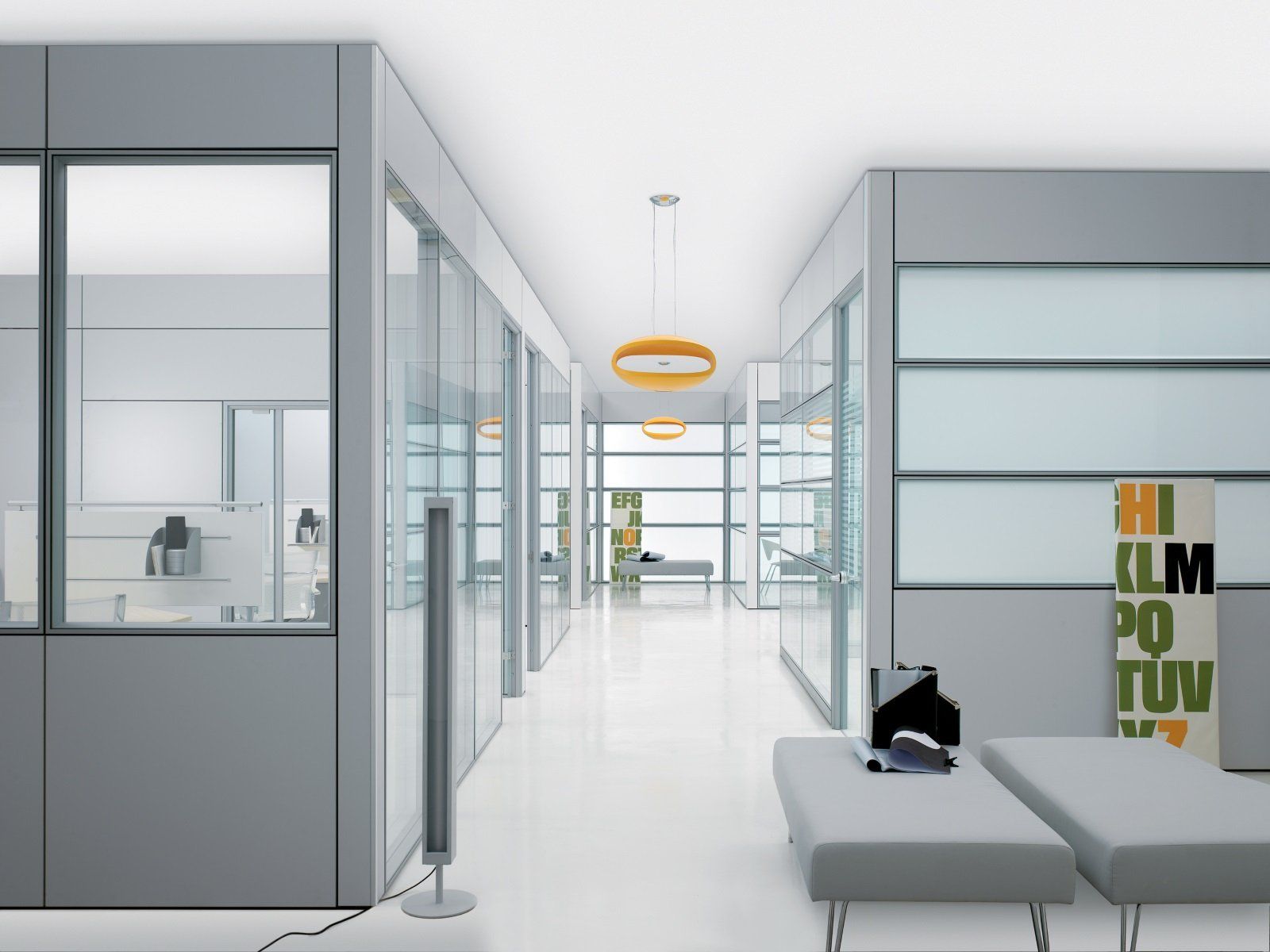 ufficio con pareti divisorie in vetro