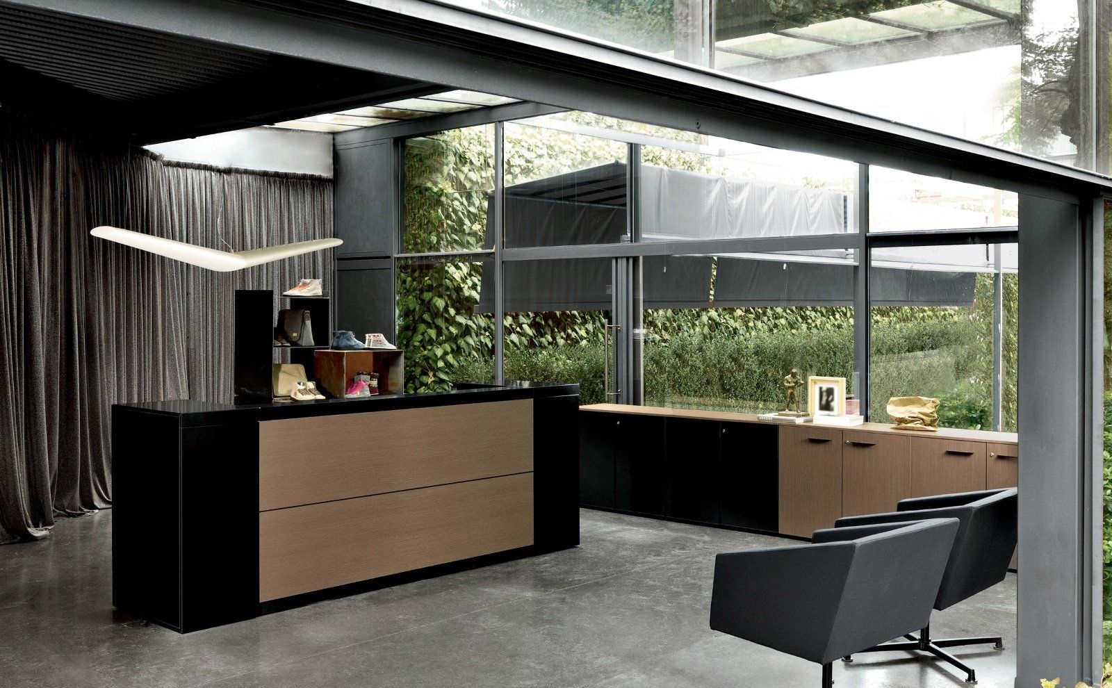 scrivania in legno con poltrone