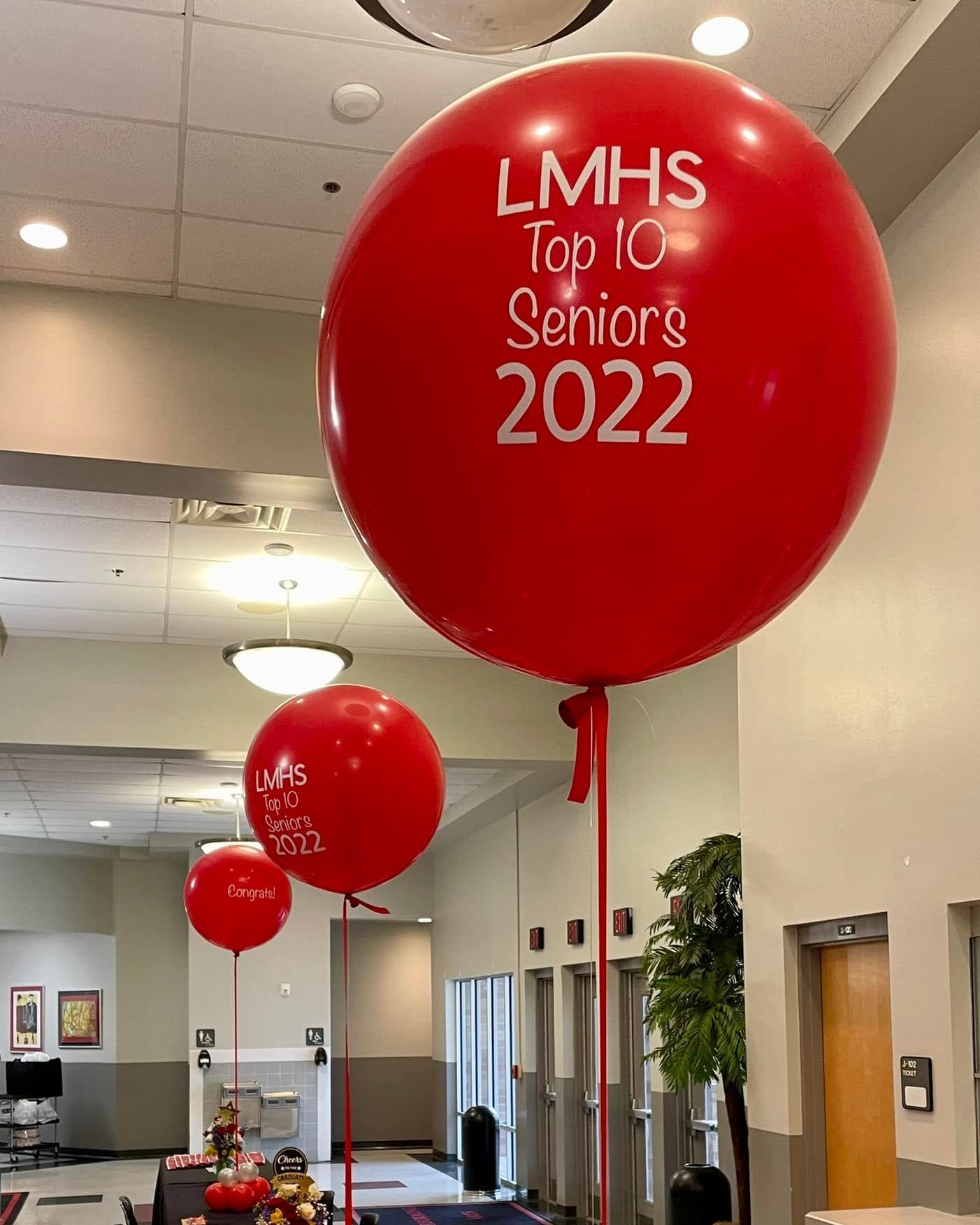 A large red balloon that says lmhs top 10 seniors 2022