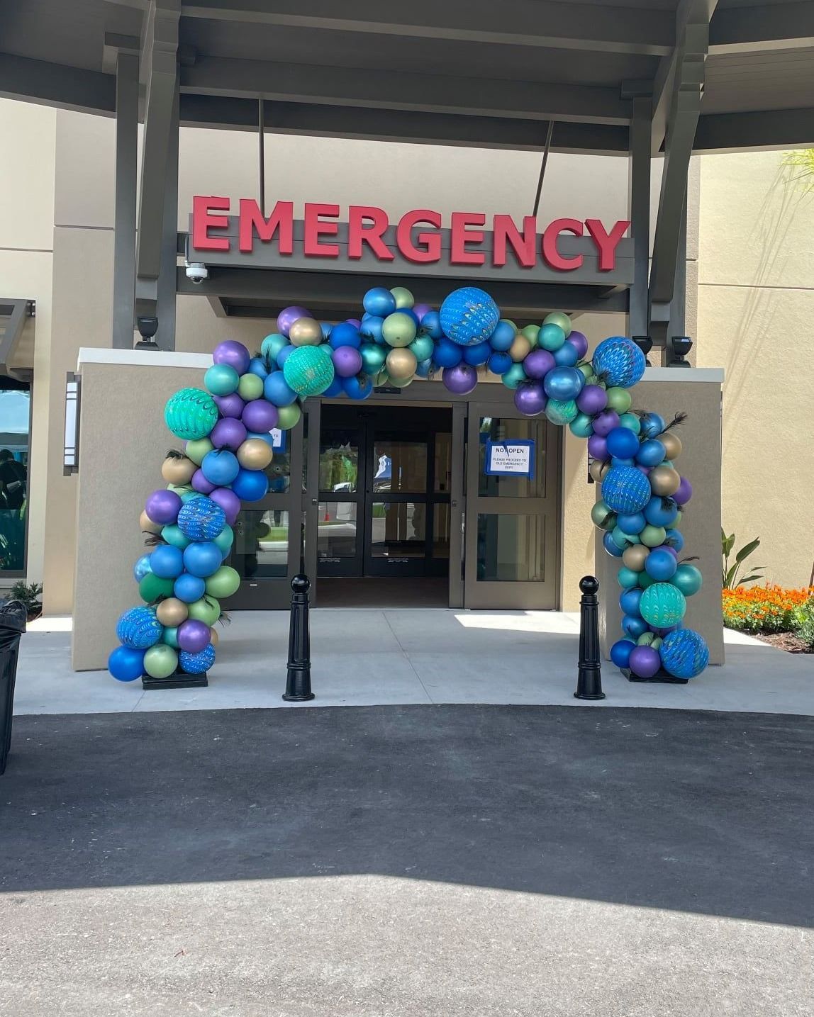 The emergency entrance of a hospital is decorated with balloons
