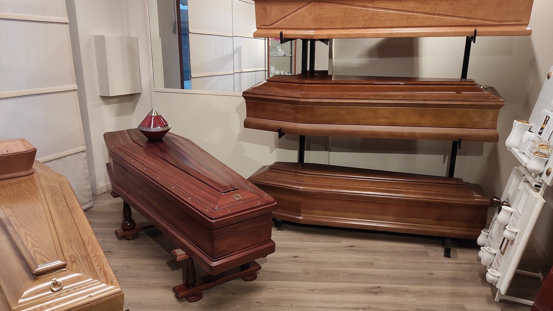 Cofani, lapidi e urne