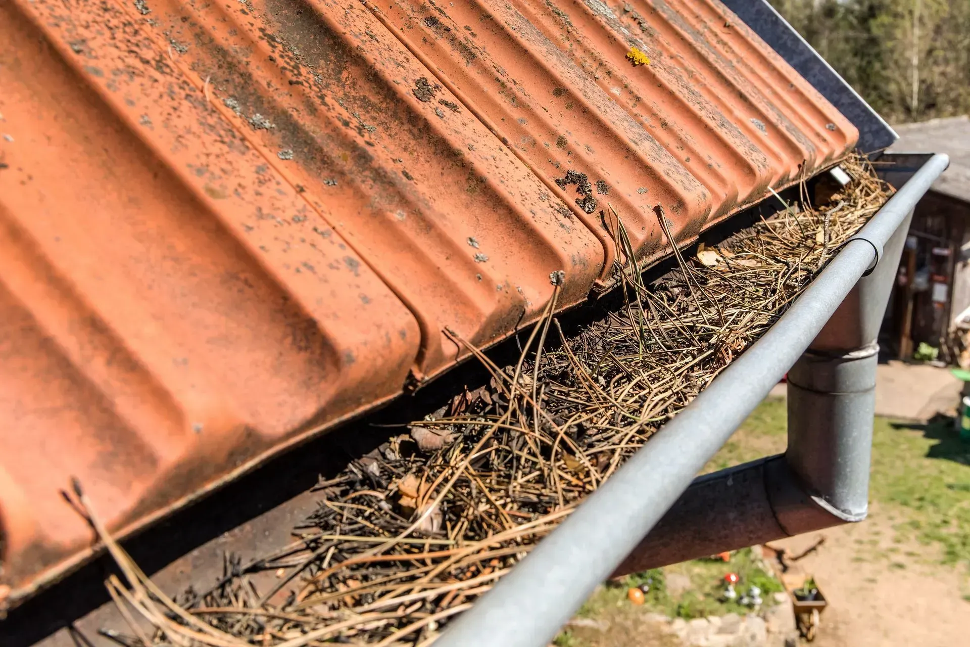 causes of clogged gutters