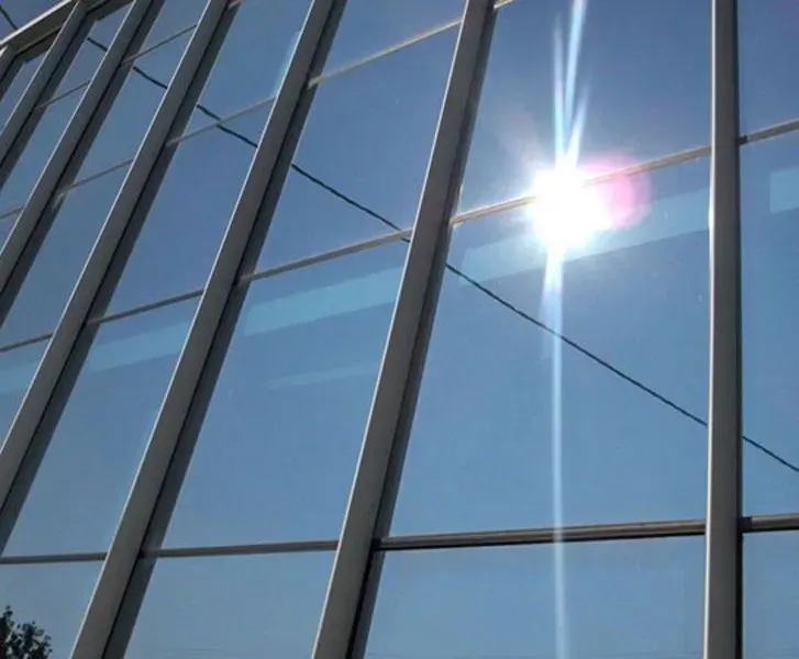 Il sole si riflette nelle finestre di un edificio