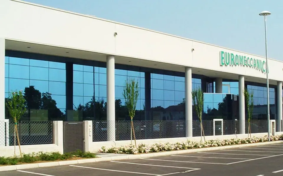 Un grande edificio con la parola euro sopra