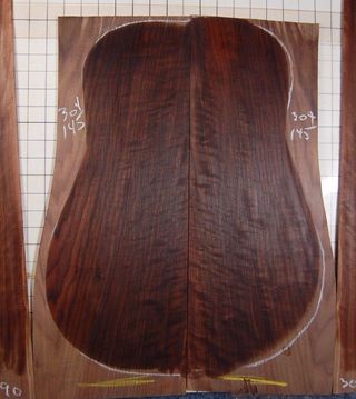 Walnut back and sides / guitar