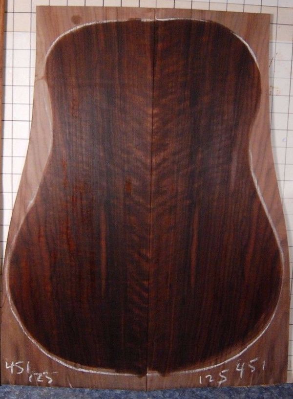 Walnut back and sides / guitar