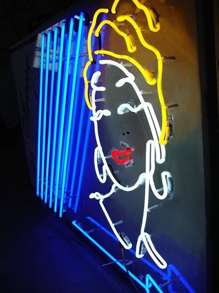 Disegno con neon di una donna