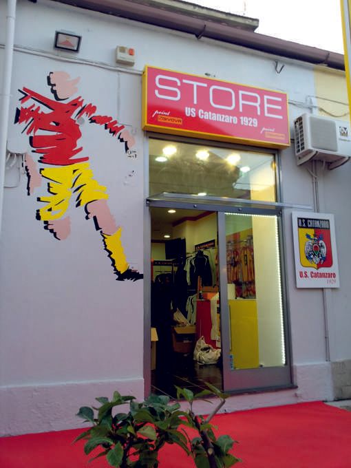 Entrata di un negozio con decorazione esterna