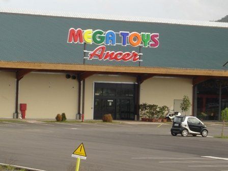 Esterno di un centro commerciali per giocattoli