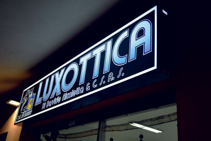 Dettaglio di un insegna all'entrata di un negozio