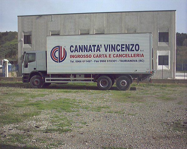 Camion parcheggiato con insegna laterale