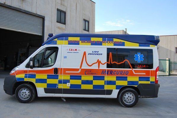 Autoambulanza con grafica laterlae