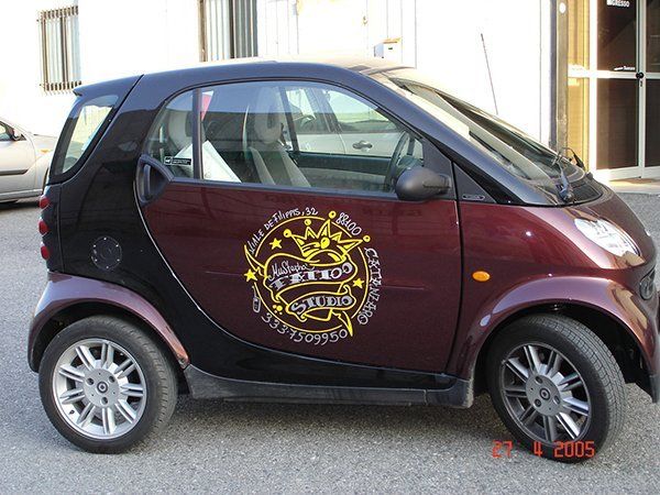 Smart con decorazione stampata sulla portiera