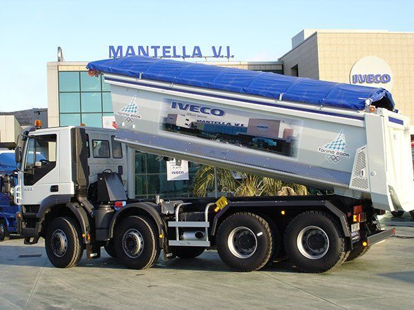 autocarro all'esterno di un edificio