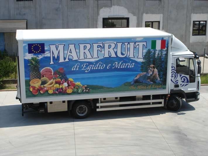 Camion con decorazione e logo laterale