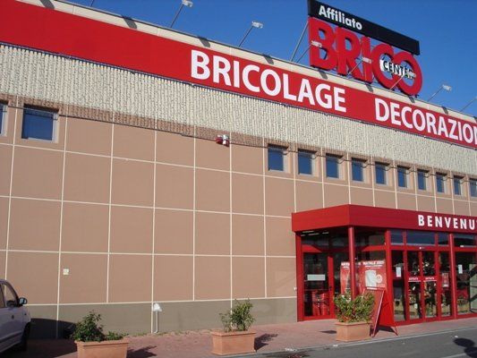 Entrata di un centro dedicato al bricolage