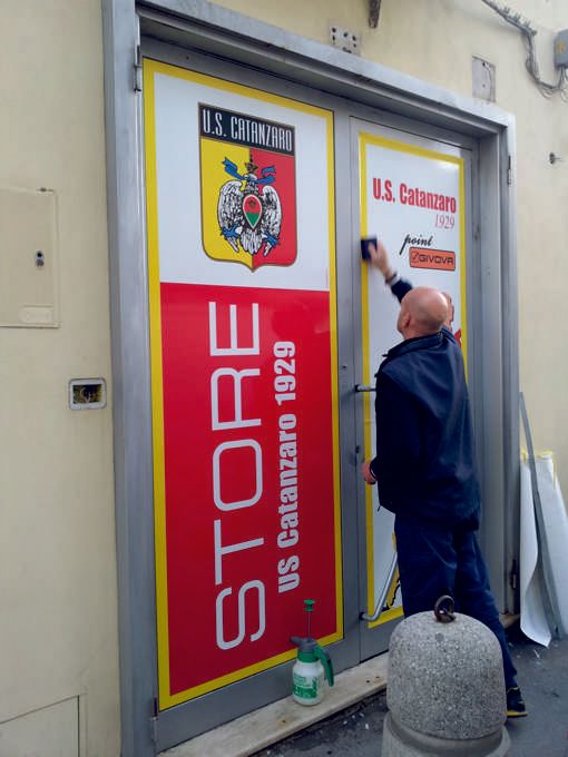 Uomo che applica una decorazione per porte