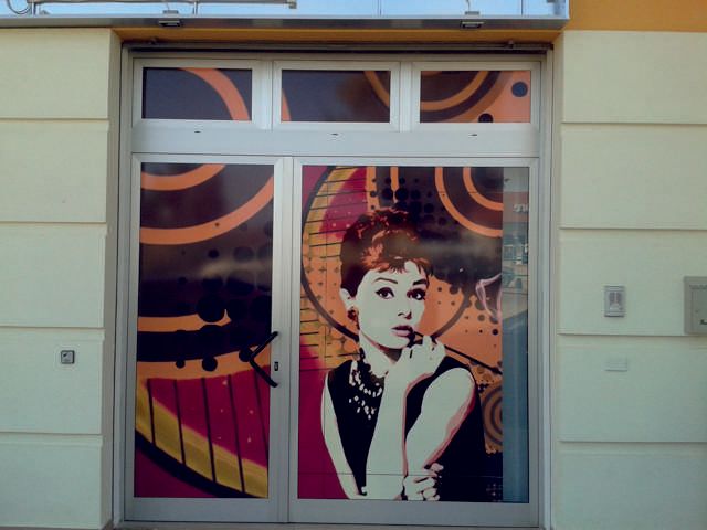 Graffito su porta d'ingresso