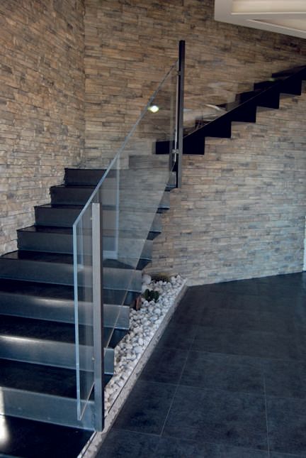 Scale con ringhiera semitrasparenti