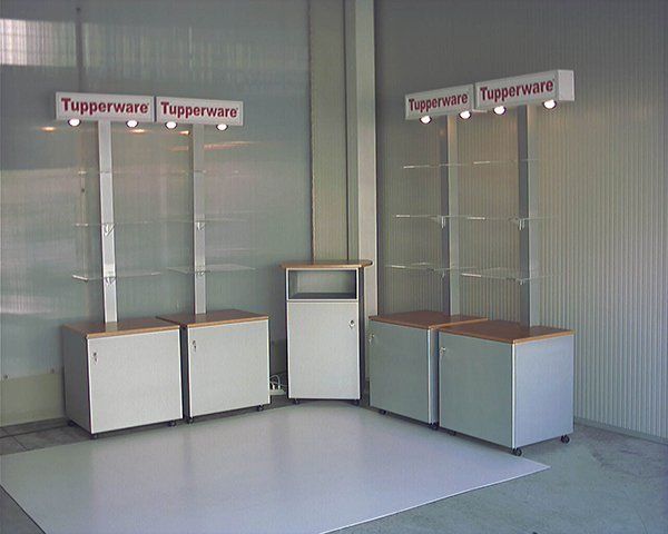 Interno di un negozio con scaffali espositivi