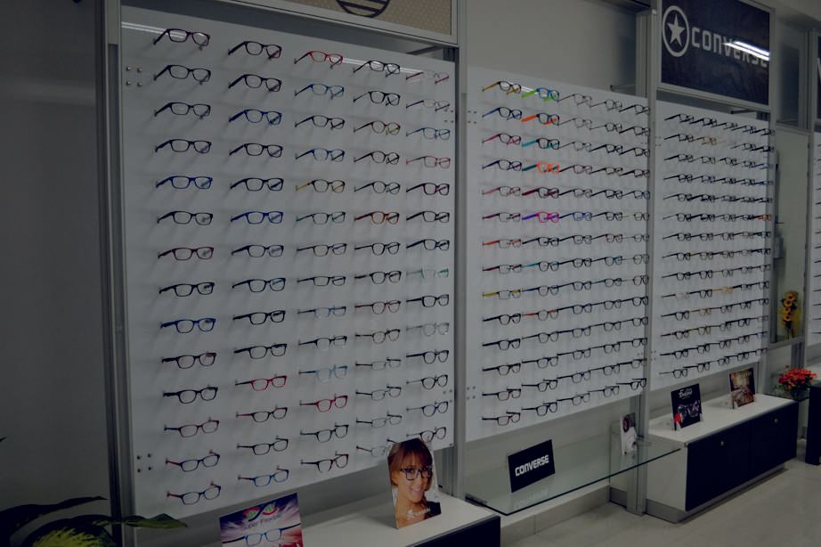 Espositore per occhiali in un negozio di ottica
