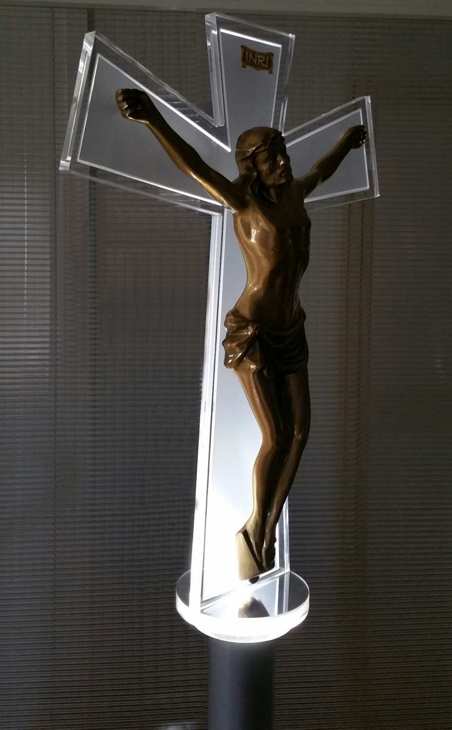 Dettaglio di un crocifisso in plexiglass