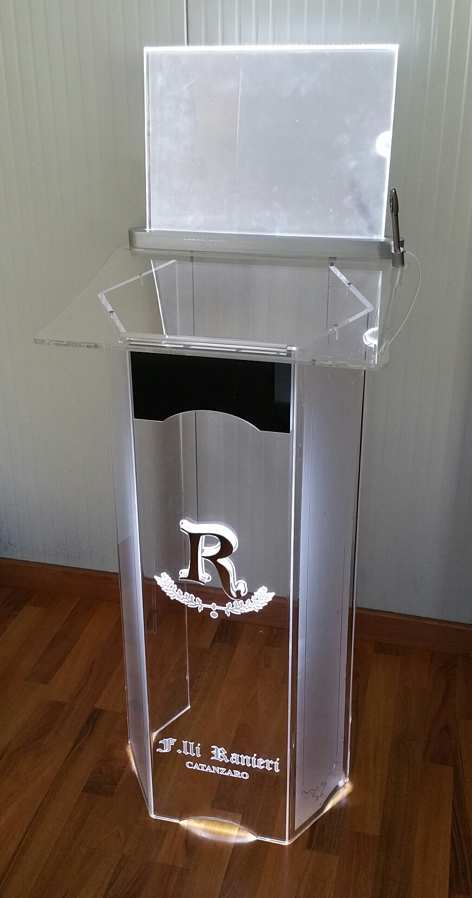 Tavolino in plexiglass