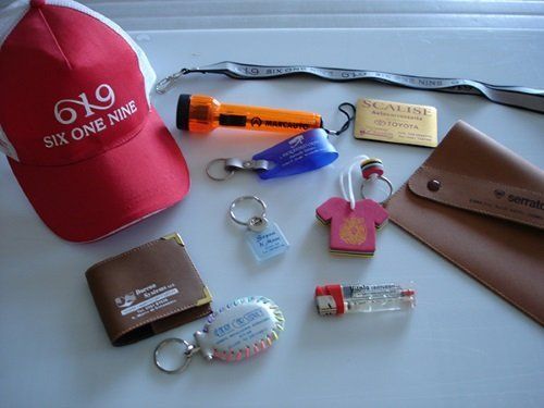 Vari gadget su un tavolo