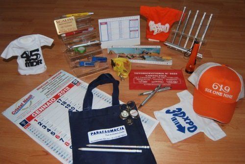 Vari oggetti su un tavolo