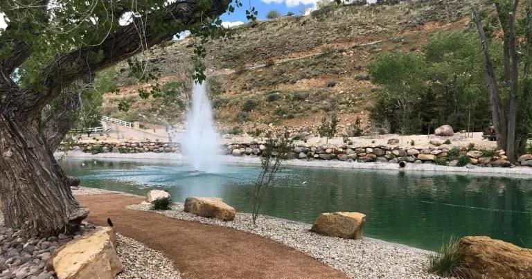 There is a fountain in the middle of the lake.