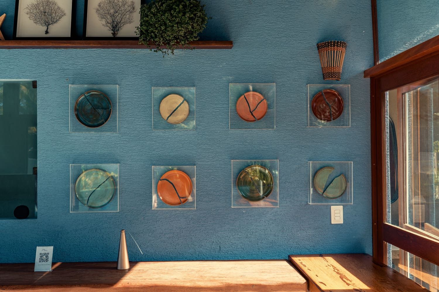 Uma parede azul com um monte de pratos nela