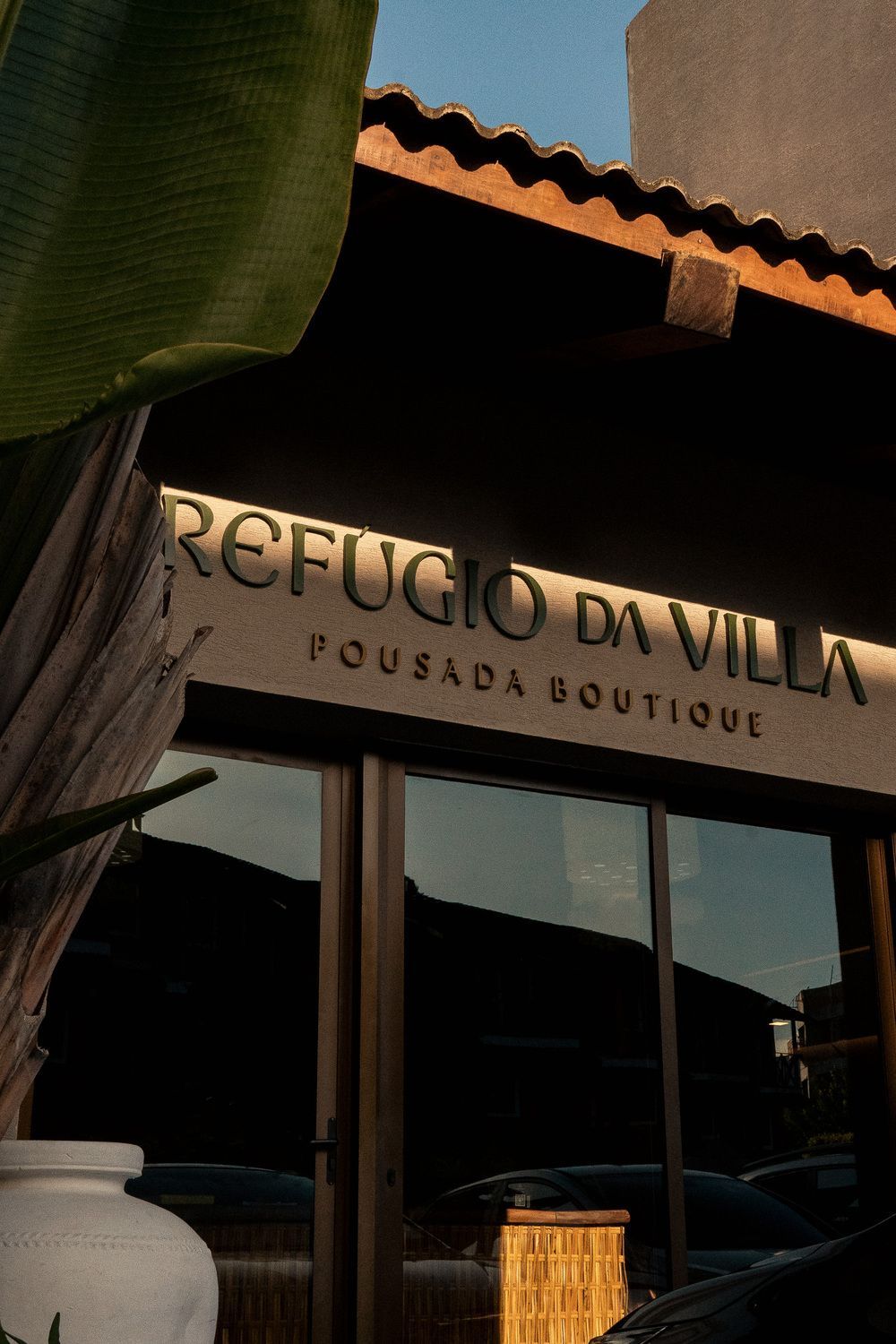 Um edifício com uma placa que diz refúgio da villa