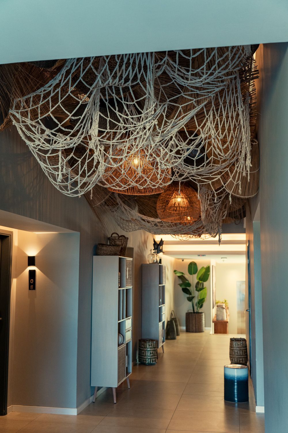 Um corredor com uma rede de pesca pendurada no teto.