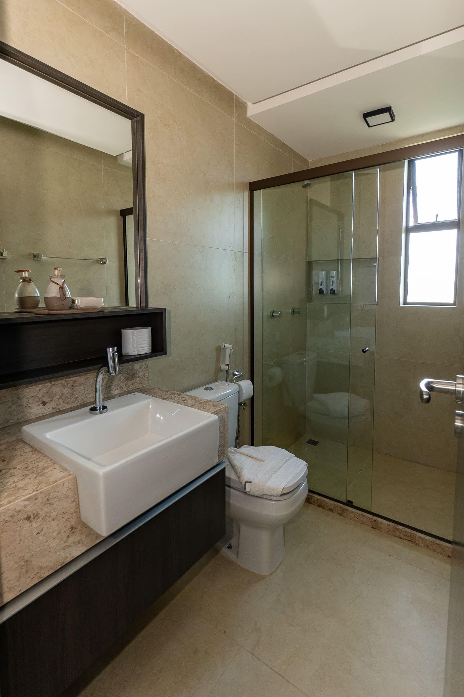 Um banheiro com pia, vaso sanitário e chuveiro.