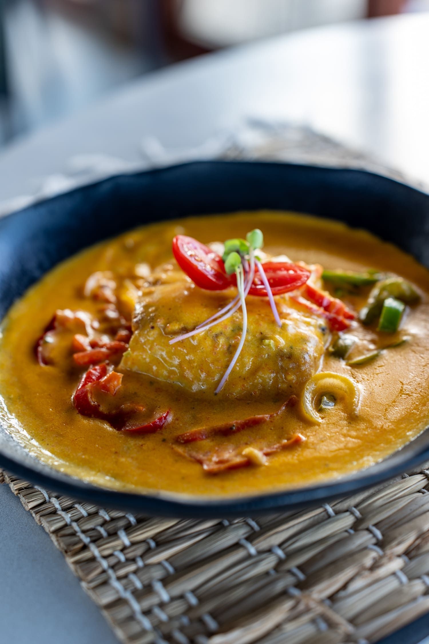 Um close de um prato de comida sobre uma mesa.