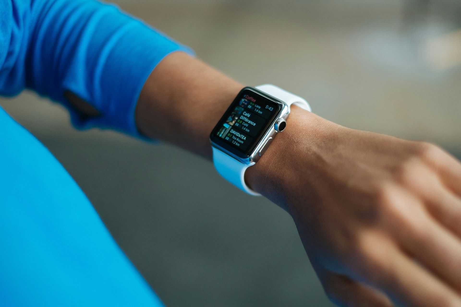 Iemand draagt een Apple Watch om zijn pols.